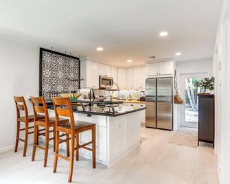 Vibrant North Palm Beach Home about 2 Mi to Beach! - North Palm Beach - Kitchen