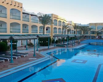貝爾艾爾藍色海岸度假酒店（僅限成人） - 洪加達 - 游泳池