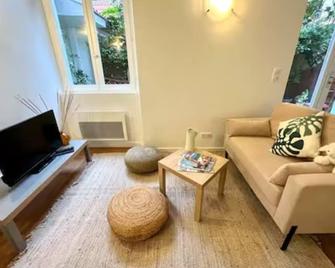 Studio 3 personnes avec terrasse 50 m de la Grande Plage Biarritz Surf - Biarritz - Living room