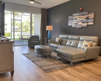 2 bed, 2 bath, den, remodeled - Naples - Wohnzimmer