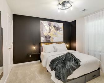 Vibe Villa with Backyard about 8 Mi to Shaw AFB! - Sumter - Bedroom