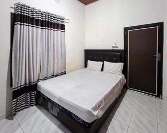 Kostel 99 Pangkal Pinang Redpartner - Pangkalpinang - Camera da letto