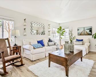 Luxurious Condo at Monarch Beach - Dana Point - Living room