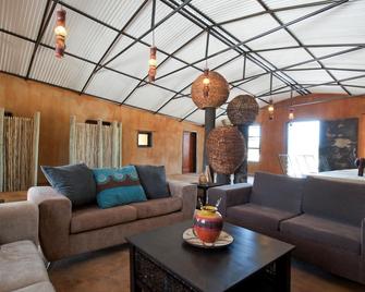 Ongula Village Homestead Lodge - Ondangwa - Sala de estar