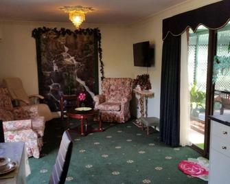 Ballarat Aroma Cottage - Ballarat - Living room