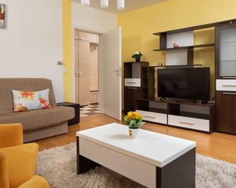 Brasov Holiday Apartments - Braşov - Living room