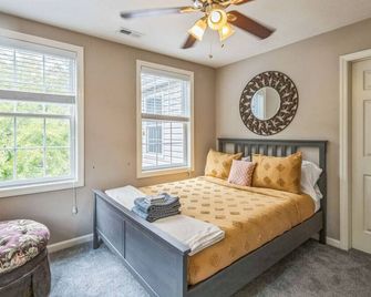 South Side Luxury - Walk to Carson Street and Parking - Pittsburgh - Bedroom
