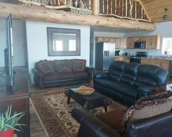 'Lone Lodge' 5-bedroom cabin with WiFi, AC, Dock,Landing, close beach. - Blackduck - Living room