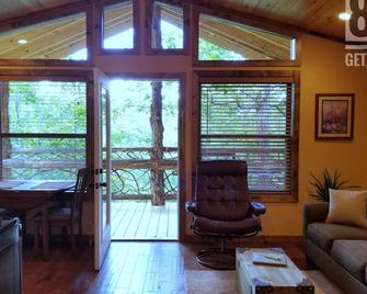 The 87Getaway Secluded Treehouse Escape - Mountain View - Вітальня