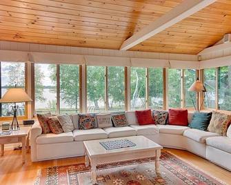 Cozy retreat on TWO Lakes for the price of one! 4 beds 3 baths + sauna - Aitkin - Living room