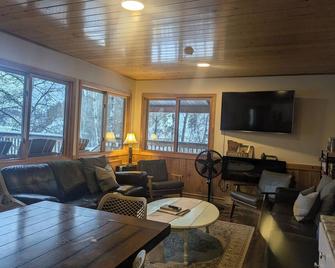 Brand New Saganaga Lodge - Maple Hill - Lounge