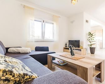 Two-Bedroom Holiday Home In Medulin - Medulin - Salon