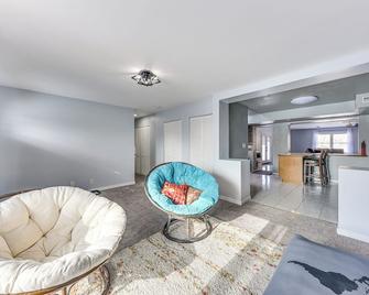 Cozy Wisconsin Escape with Deck, Grill and Fire Pit! - Pleasant Prairie - Вітальня