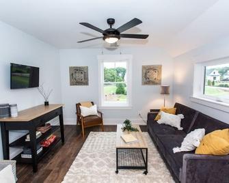 Designer Apt in Charming Fort Mill w/ Netflix - Fort Mill - Living room
