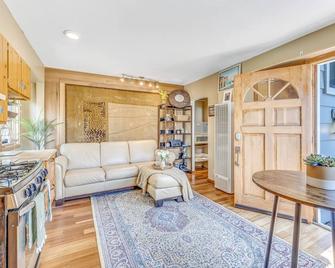 Quaint Carmel - Bungalow Close to Beach - Carmel-by-the-Sea - Living room