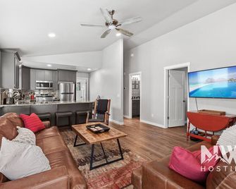 Cozy Retreat with Fenced Backyard - Inviting Home Near Golf Course - Coeur d'Alene - Living room