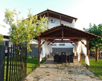 Beautiful Holiday House 400 M To The Beach! - Nea Kallikratia - Innenhof