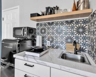 Suite#06 · Large room. Queen Bed. Workspace. of Downtown - Vista - Kitchen