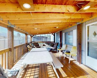 Lazy Dayz Cottage - Christina Lake - Balcony