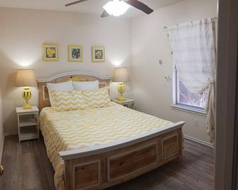 Charming 3-bedroom farm to table home - Edmond - Bedroom