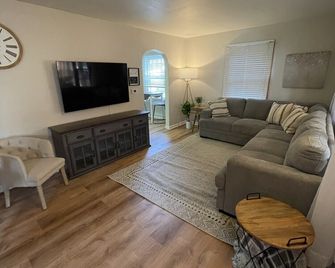 Newly remodeled home - adorable and cozy! - Perrysburg - Living room