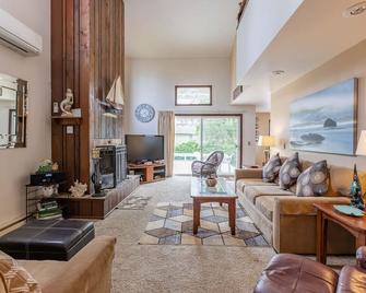 Gaea House - Seaside - Living room