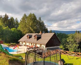 Entire cottage with swimming pool, for up to 20 guests - Vrchlabí - Edificio