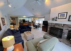 F43 Bretton Woods single level home on golf course, perfect to ski, stay, relax, play! - Carroll - Wohnzimmer