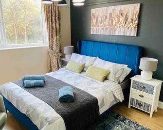 Family Marine Apartment with Sea View - Dawlish - Bedroom