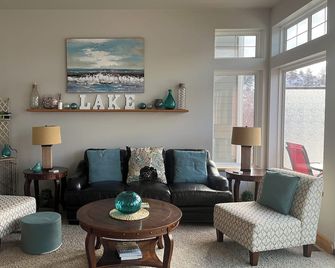 Executive Skaha Lake Waterfront Home-Sandy beach-Dock-Boat Moorage-4 bdrm, 4 bth - Penticton - Sala de estar