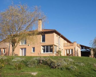 Guest rooms of the hill like family suite including breakfast. - Melay - Edificio