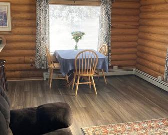 Historic log home near the center of town. Close proximity to all services. - Tok - Dining room