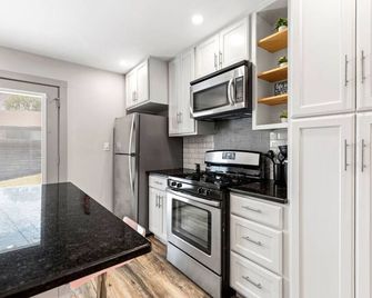 Ladybird Pink Palace Soco Dream Townhome! - Austin - Kitchen