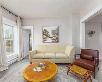 Historic 2 King Bed 1 Bath Near Downtown Spokane - Spokane - Living room