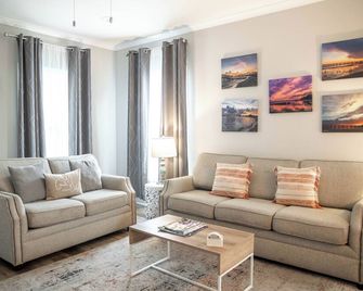 3BR/2BA in the heart of Downtown Ocean Springs! Ms Annie's Coastal Hideaway - Ocean Springs - Living room