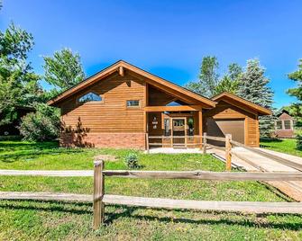 Great lakeside home for outdoor fun by Devil Track Lake near Grand Marais, MN. - Grand Marais - Building
