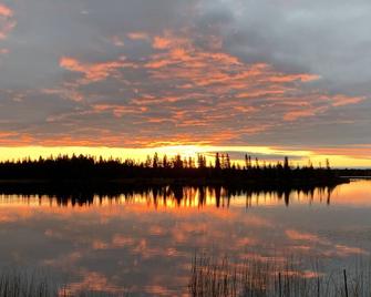 Adventure Awaits at this Lakeside Retreat, #9 Rocky Lake North! - The Pas - Vista del exterior