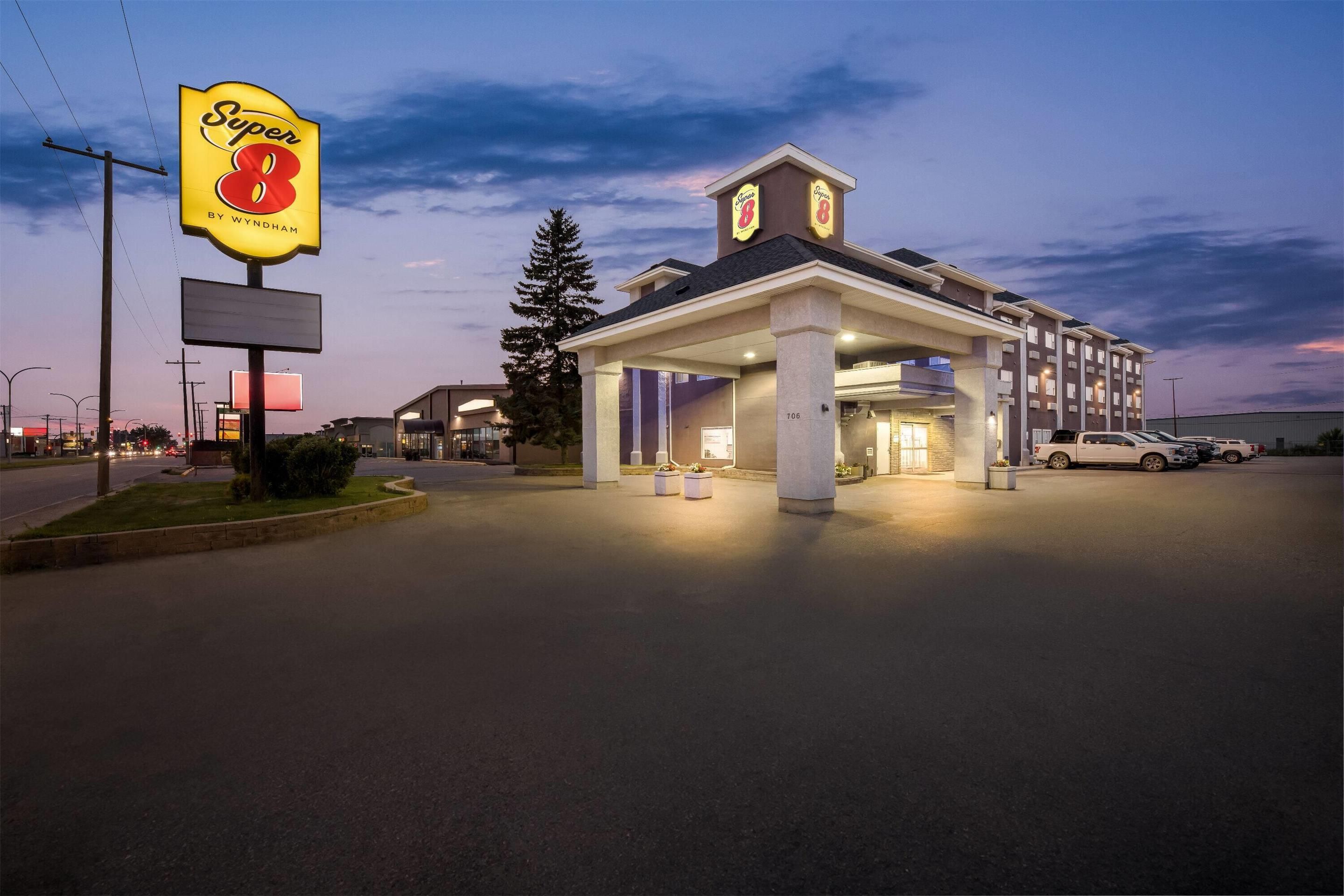 Super 8 by Wyndham Saskatoon Near Saskatoon Airport - Saskatoon - Edificio