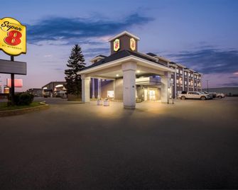 Super 8 by Wyndham Saskatoon Near Saskatoon Airport - Saskatoon - Edificio