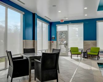 Hampton Inn and Suites by Hilton Cincinnati Midtown Rookwood - Cincinnati - Lobby