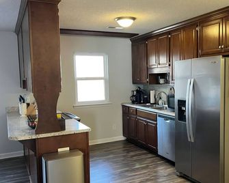 Cozy 3-bedroom house in Foxwood Hills near Lake Hartwell - Westminster - Kitchen