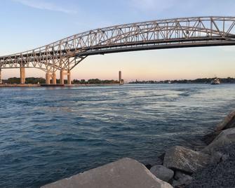 Historic Queen Anne Home In The Heart Of Port Huron - Port Huron - Beach