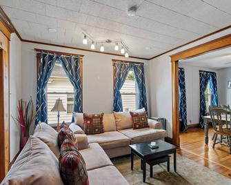 Home on the River - stunning views and Comfy Beds - Waterford - Living room