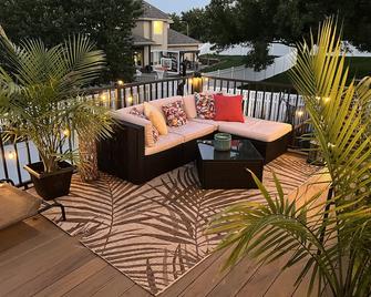 Active Families Dreamhot-Tub, B-Ball, Sauna, Fire-Pit, Trampoline + Game Room! - Papillion - Patio