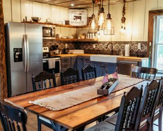 Beautiful historical two story stone farmhouse - Bonne Terre - Dining room