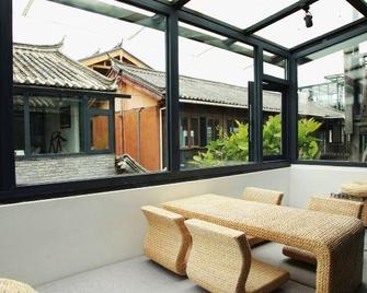 Lijiang Desti Youth Park Hostel - Lijiang - Balcony
