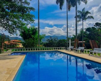 Room with 1 double bed and 2 single beds - Pereira - Pool