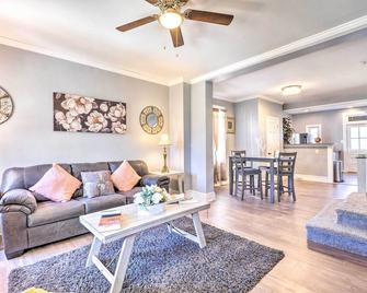 6 Mi to Dtwn Baltimore: Home w/ Fire Pit! - Baltimore - Living room