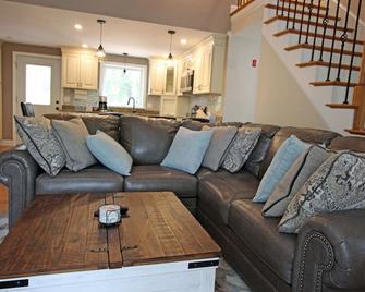 Beach Lovers Escape - West Yarmouth - Living room