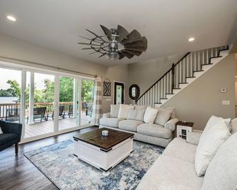 The Hangout @ Lake Hickory - Granite Falls - Living room